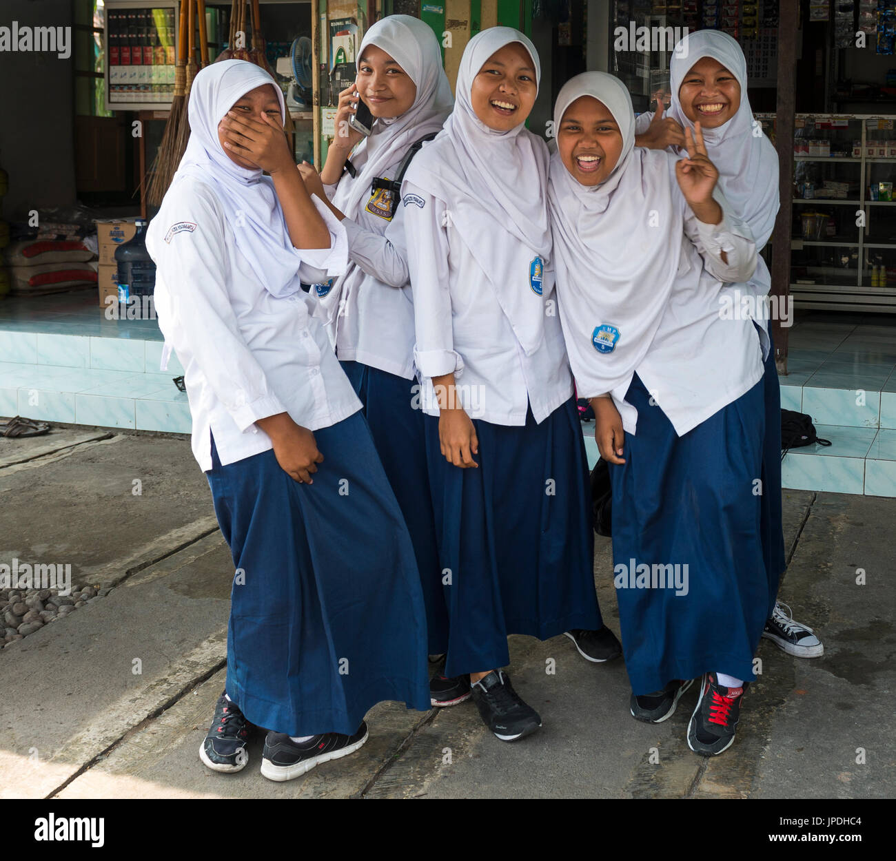 Les écolières musulmanes gaie en uniforme qui pose pour appareil photo, Yogyakarta, Java, Indonésie Banque D'Images