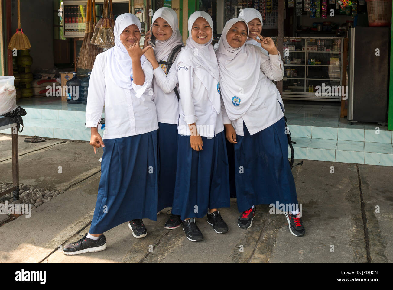 Les écolières musulmanes gaie en uniforme qui pose pour appareil photo, Yogyakarta, Java, Indonésie Banque D'Images