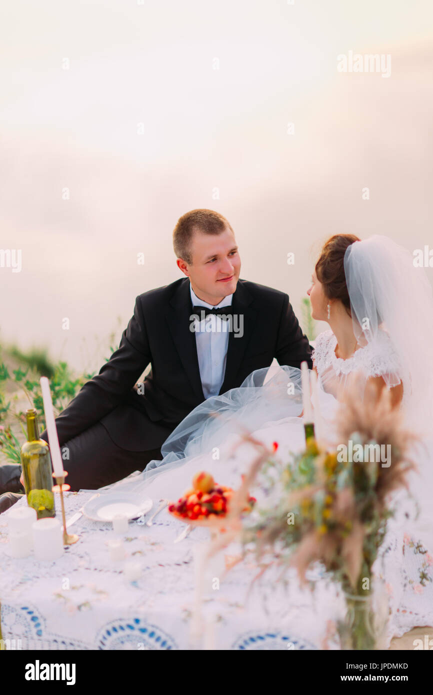 Le couple profite des pique-nique de mariage près de la mer. Banque D'Images