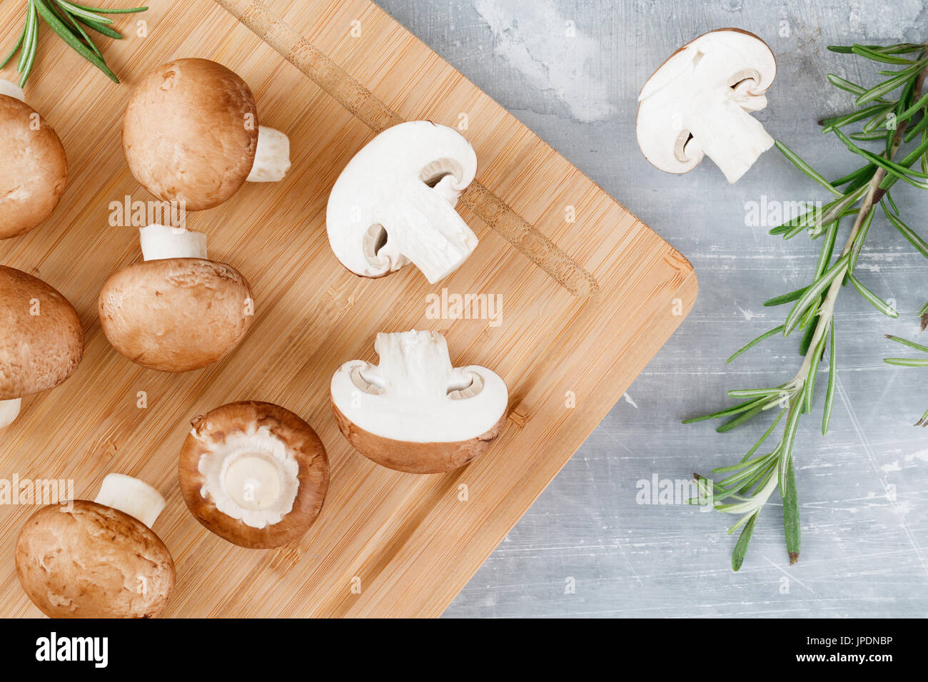 Vue de dessus de champignons portobello. Concept de la cuisson. Banque D'Images