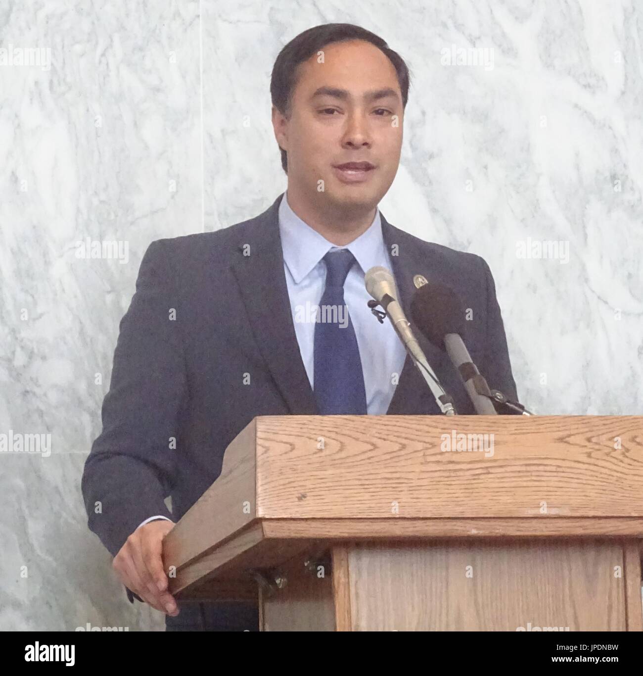 Rep. Joaquin Castro du Texas, un co-président du Caucus entre les États ...