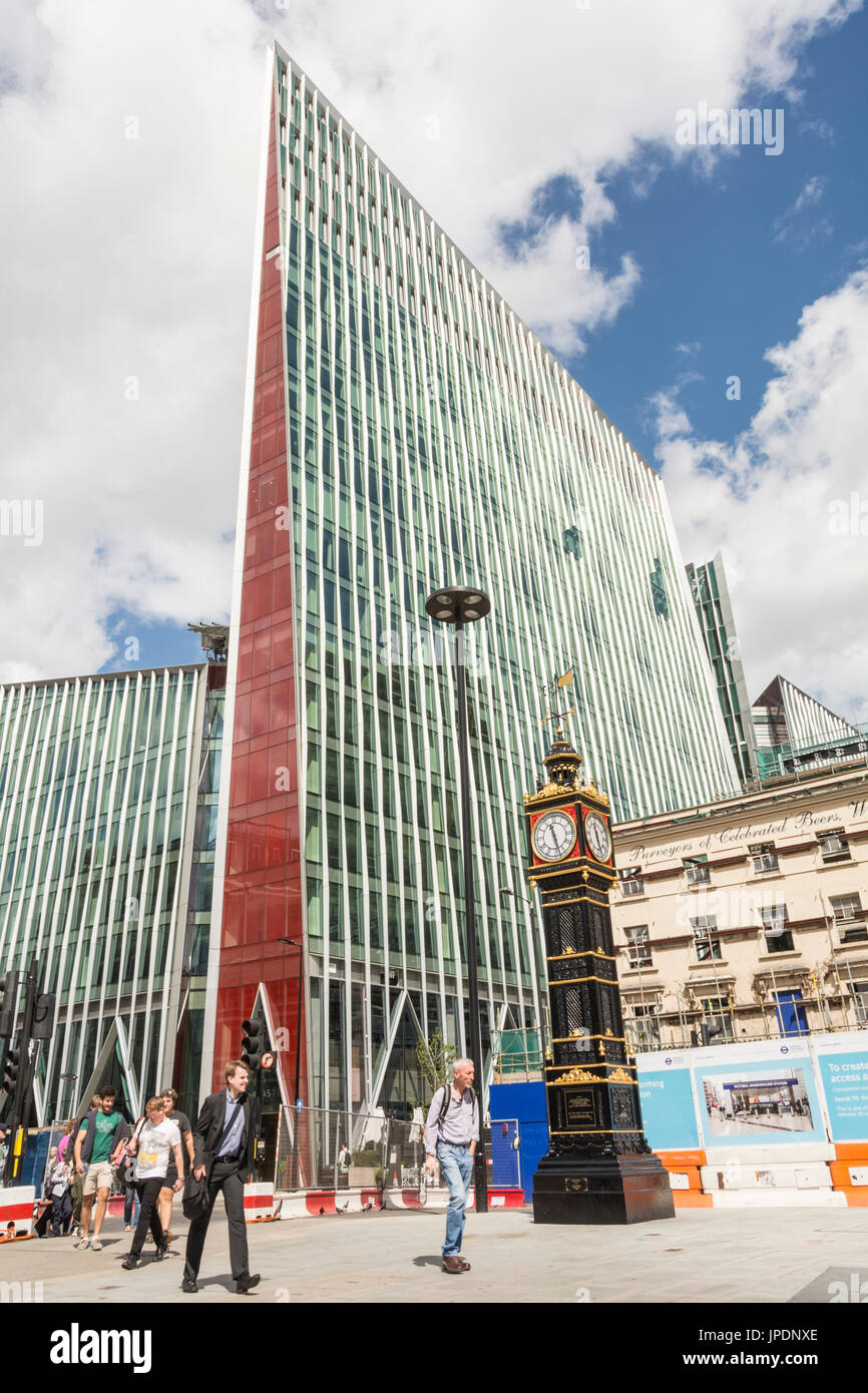 Petit Ben un 30 pieds en fonte réplique de Big Ben de Londres à Victoria, London, UK Banque D'Images