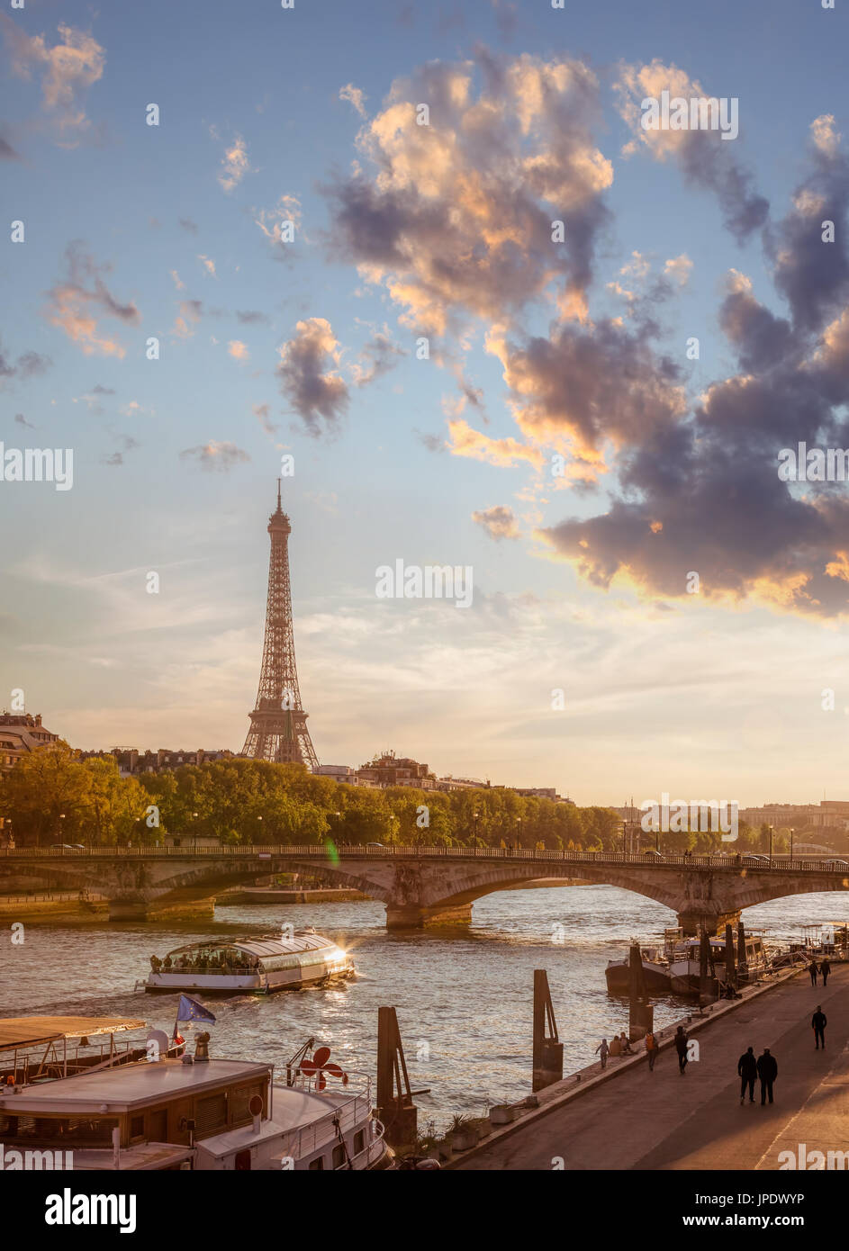 Paris avec la Tour Eiffel contre soleil colorés en France Banque D'Images