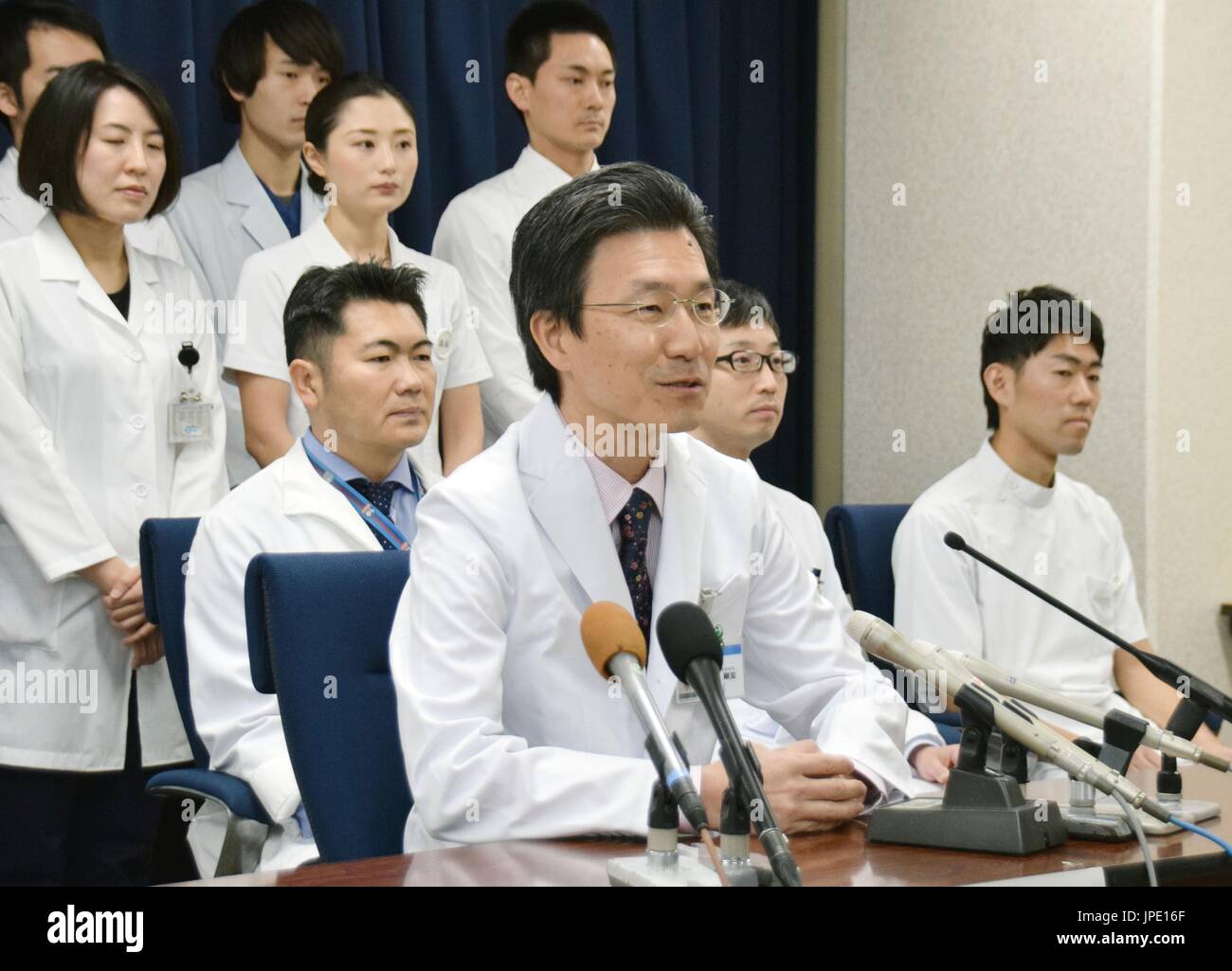 Takahiro Oto (avant), professeur à l'Université d'Okayama, l'hôpital prend la parole à une conférence de presse à Tokyo, le Japon de l'ouest, le 14 février, 2017. L'Ota a déclaré que l'équipe médicale de l'université dirigé par lui effectuera une opération de transplantation pulmonaire sur un garçon de 6 ans au Vietnam, probablement le 21 février. (Kyodo) = =Kyodo Banque D'Images
