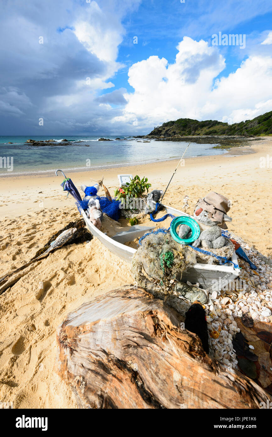Bateau en bois avec les koalas en peluche pendant Bonjour Koalas l'art public sur Shelly Beach, Port Macquarie, New South Wales, NSW, Australie Banque D'Images