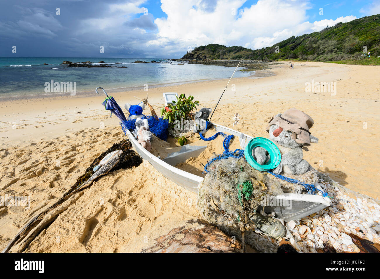 Bateau en bois avec les koalas en peluche pendant Bonjour Koalas l'art public sur Shelly Beach, Port Macquarie, New South Wales, NSW, Australie Banque D'Images