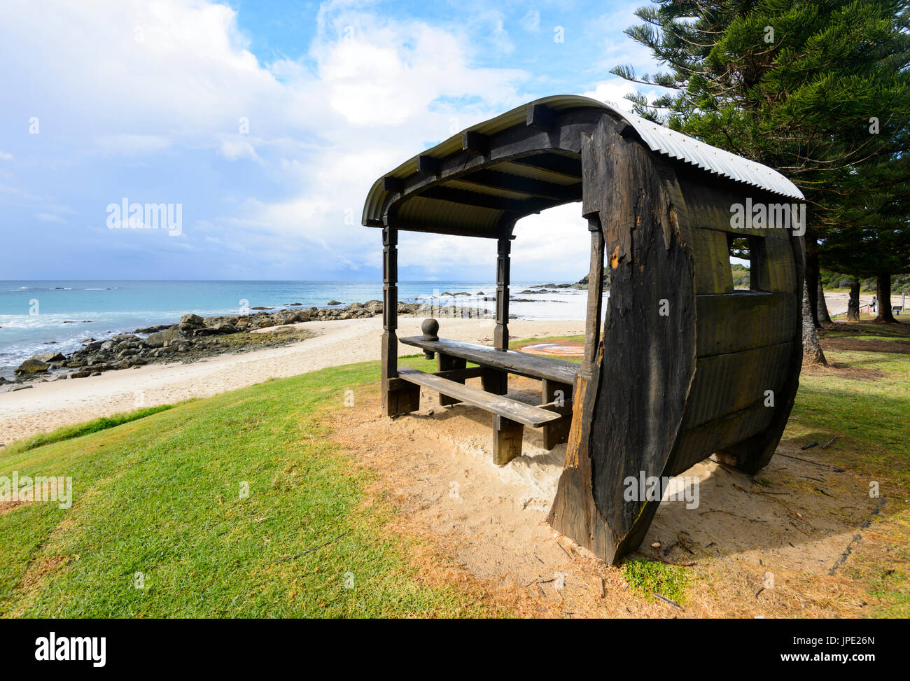 Table de pique-nique en bois sculpté en forme de caravane, Shelly Beach, Port Macquarie, New South Wales, NSW, Australie Banque D'Images