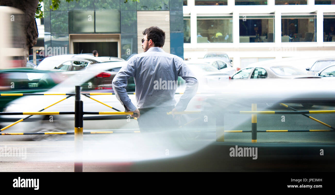 Belgrade, Serbie - 21 juin 2017 : Jeune homme barbu en chemise bleue en attendant le bus en ville aux heures de pointe Banque D'Images