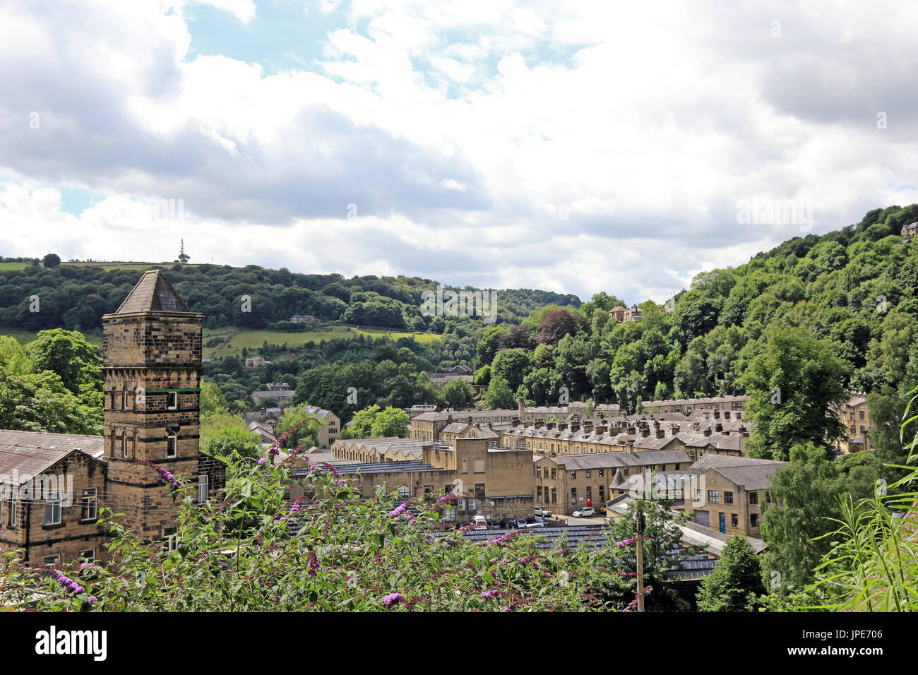 Vue sur les toits et Nutclough Mill, Hebden Bridge, West Yorkshire Banque D'Images