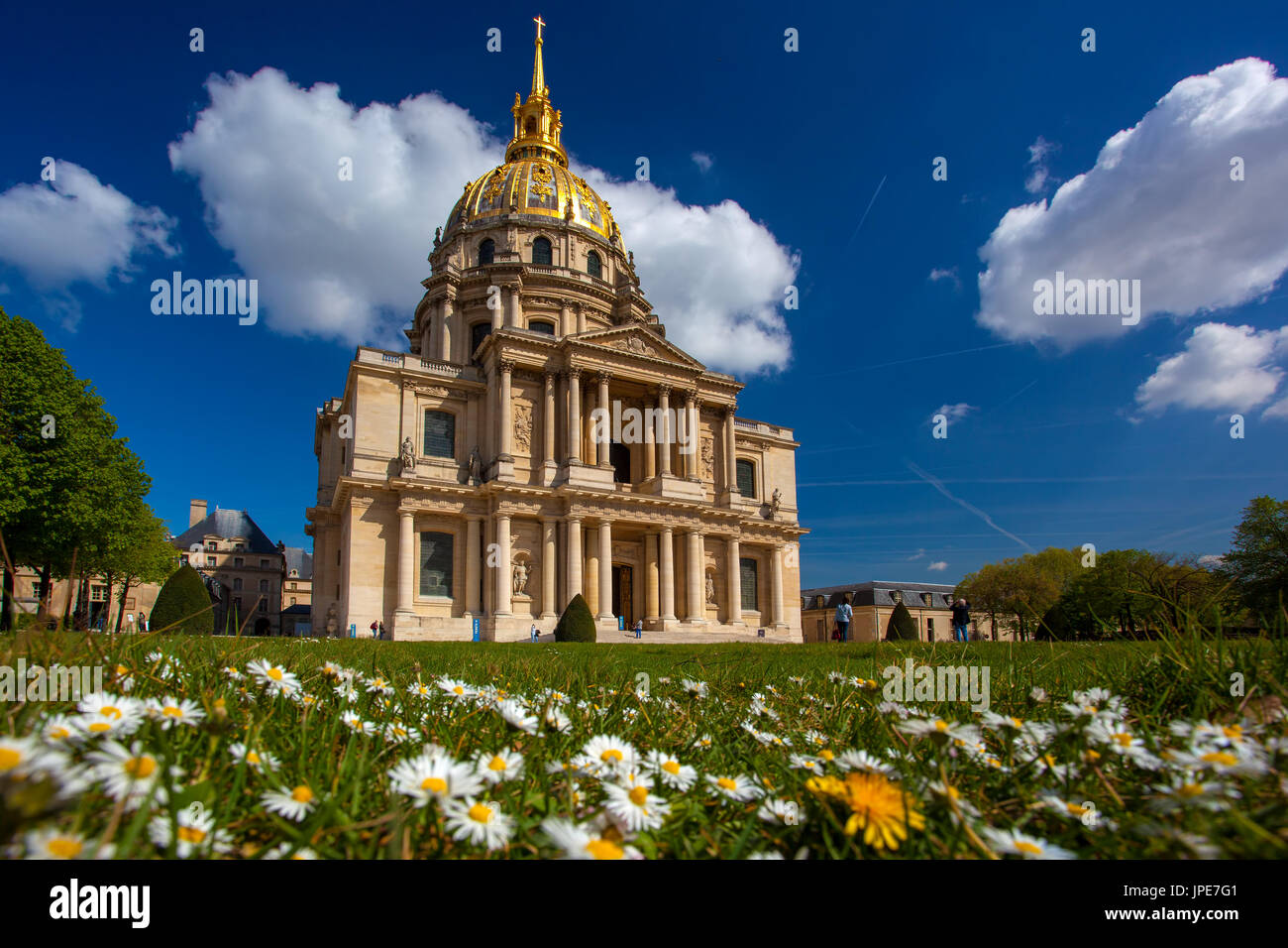 Ville de Paris avec les Invalides au printemps, célèbre monument, France Banque D'Images