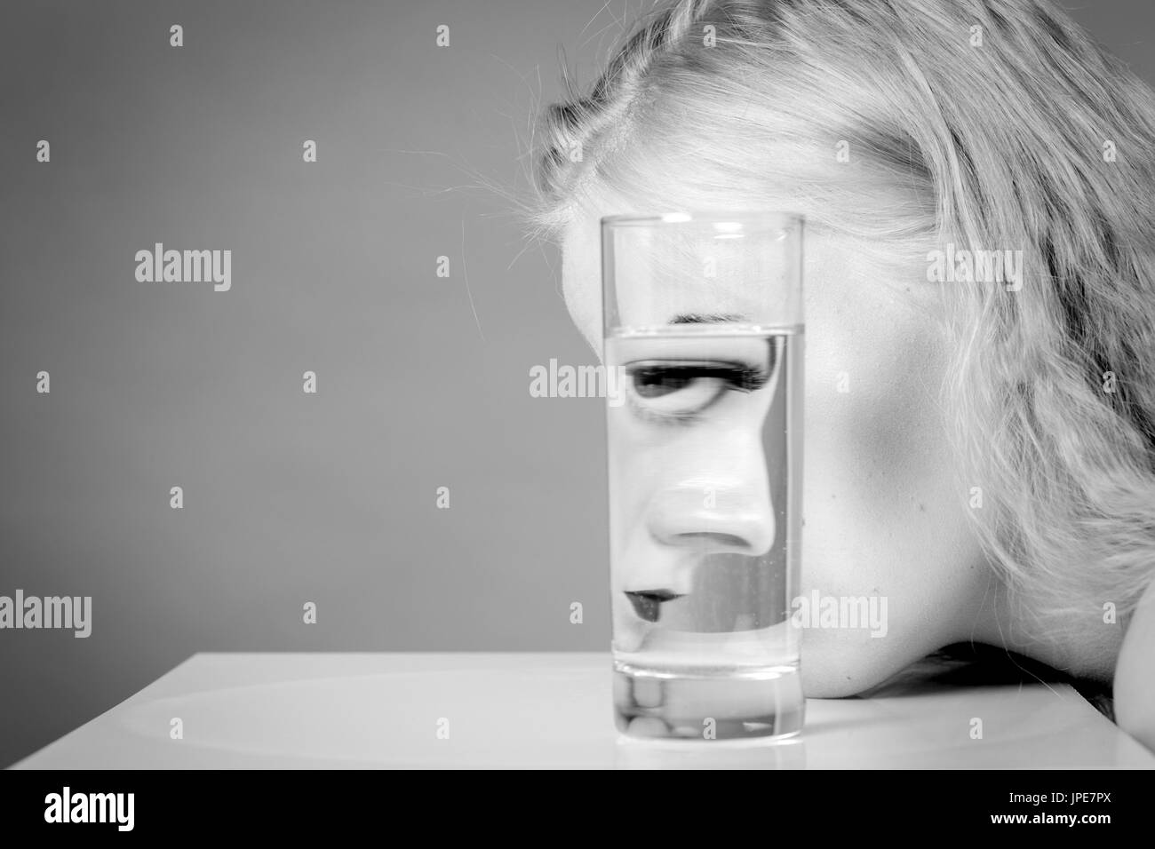 Profil De Fille Triste Et Le Verre Avec De L Eau Sur Fond Gris