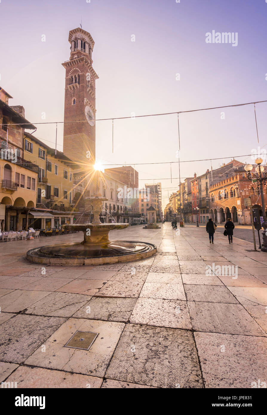 Vérone, Italie, Europe. Lever du soleil sur la Piazza delle Erbe Banque D'Images