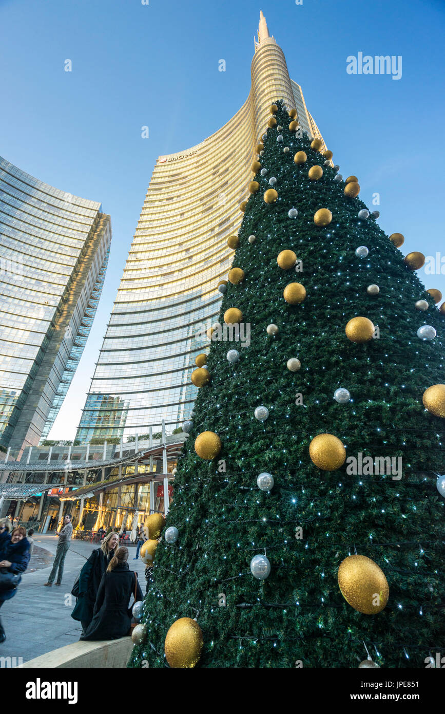 Milan, Lombardie, Italie. Gae Auelenti avec carré de l'arbre de Noël et le tour d'Unicredit Banque D'Images