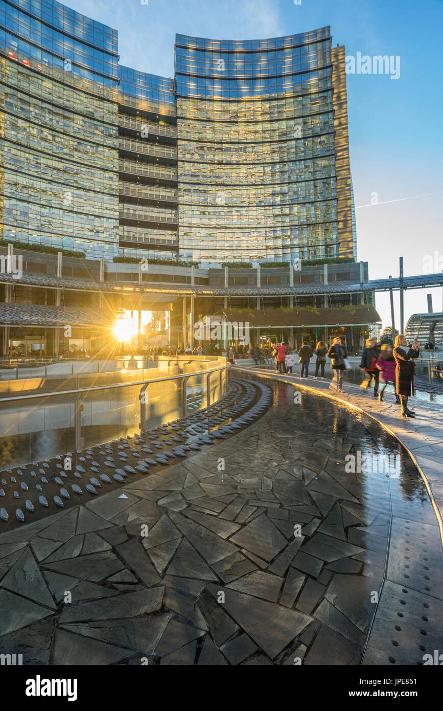 Milan, Lombardie, Italie. Gae Auelenti square au coucher du soleil Banque D'Images