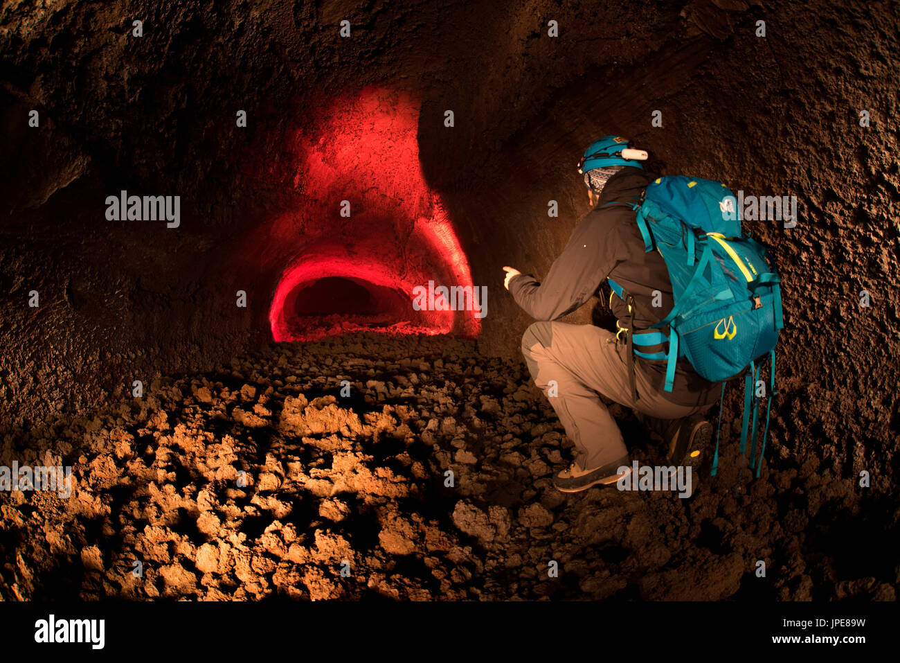 L'Etna, Catane, Sicile, Italie. L'homme souterrain découverte d'une grotte de lave de l'Etna Banque D'Images