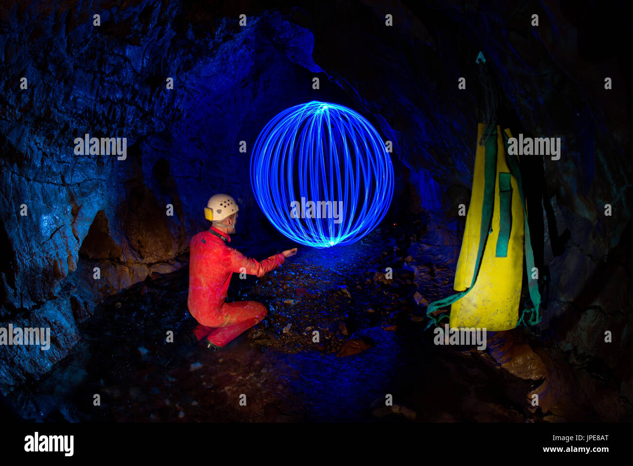 7 Fontane grotte, Ligurie, Italie. Le spéléologue explore une nouvelle grotte. Orbe de Lumière sous terre Banque D'Images