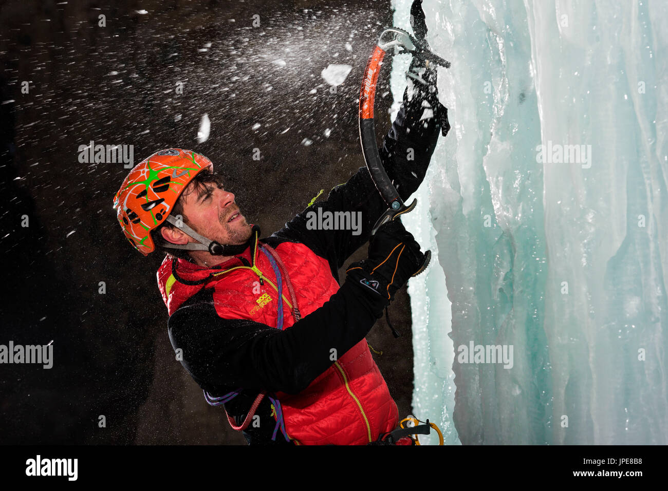 La Vallée de Fassa, Dolomites, Italie, Europe, Trentino, Alpes. Cascades de glace, un homme monte avec un piolet, bloc de glace dans les Alpes européennes. Banque D'Images