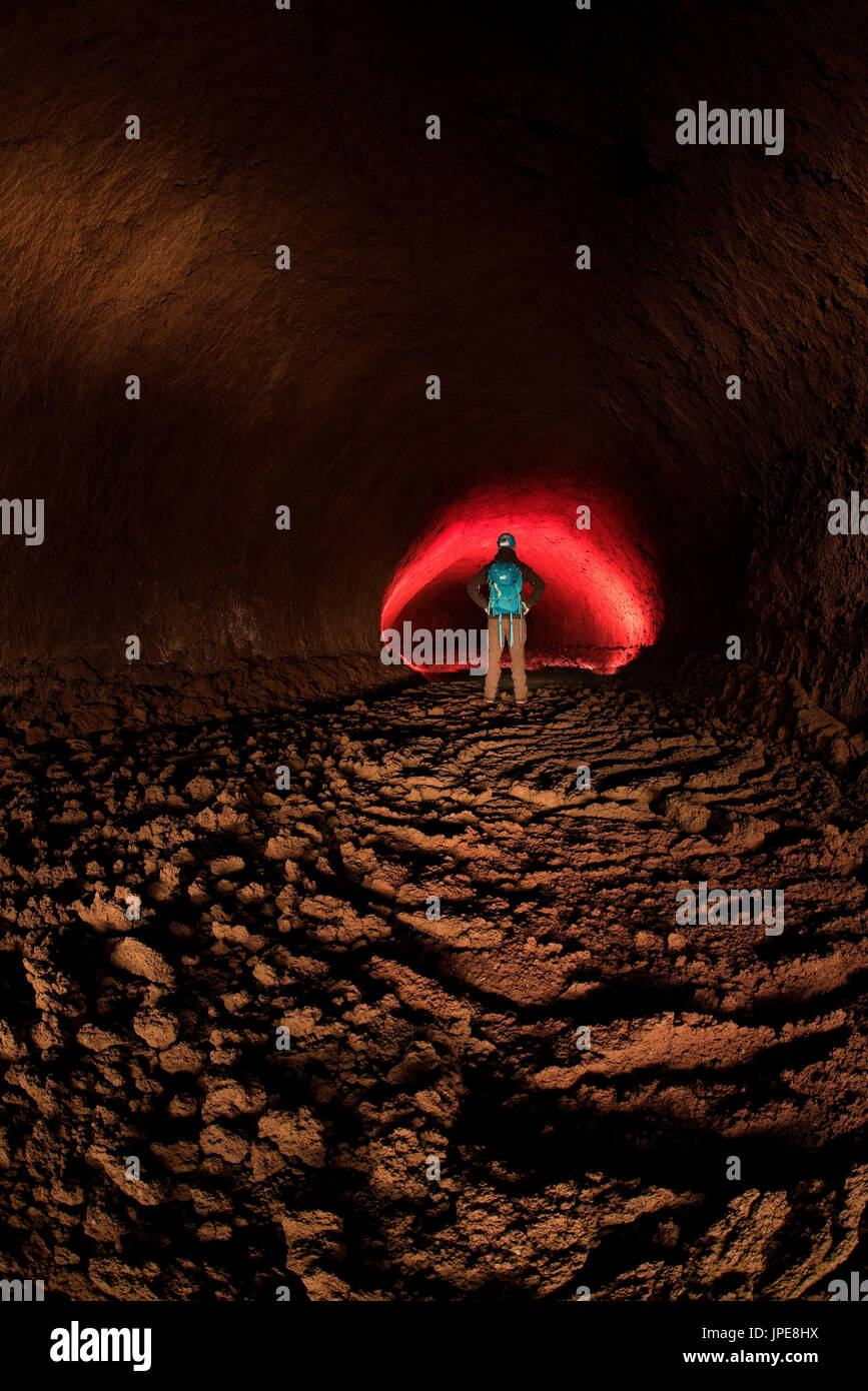 L'Etna, Catane, Sicile, Italie. L'homme souterrain découverte d'une grotte de lave de l'Etna Banque D'Images
