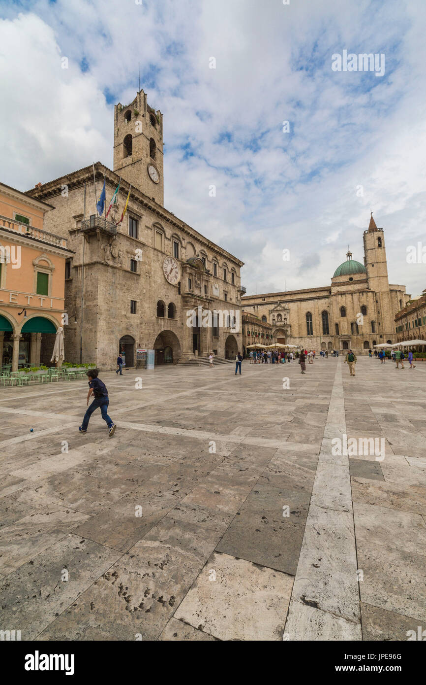 Vue sur les bâtiments historiques et l'église Saint François Piazza del Popolo Ascoli Piceno Marches Italie Europe Banque D'Images