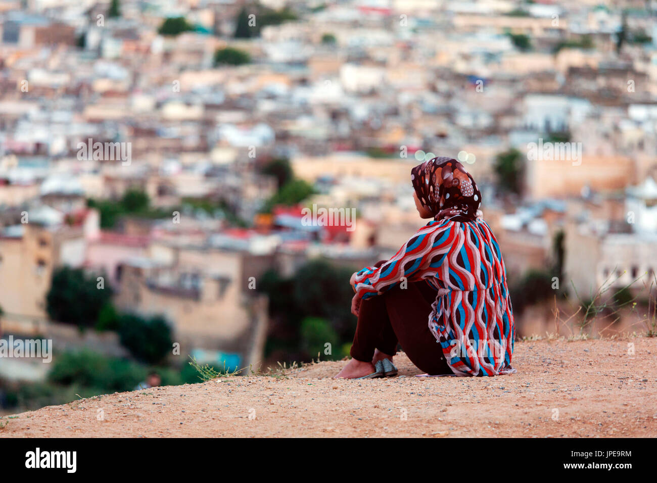 L'Afrique du Nord,Maroc,Fes district, Médina de Fes. Fille sur la prière fois locale Banque D'Images