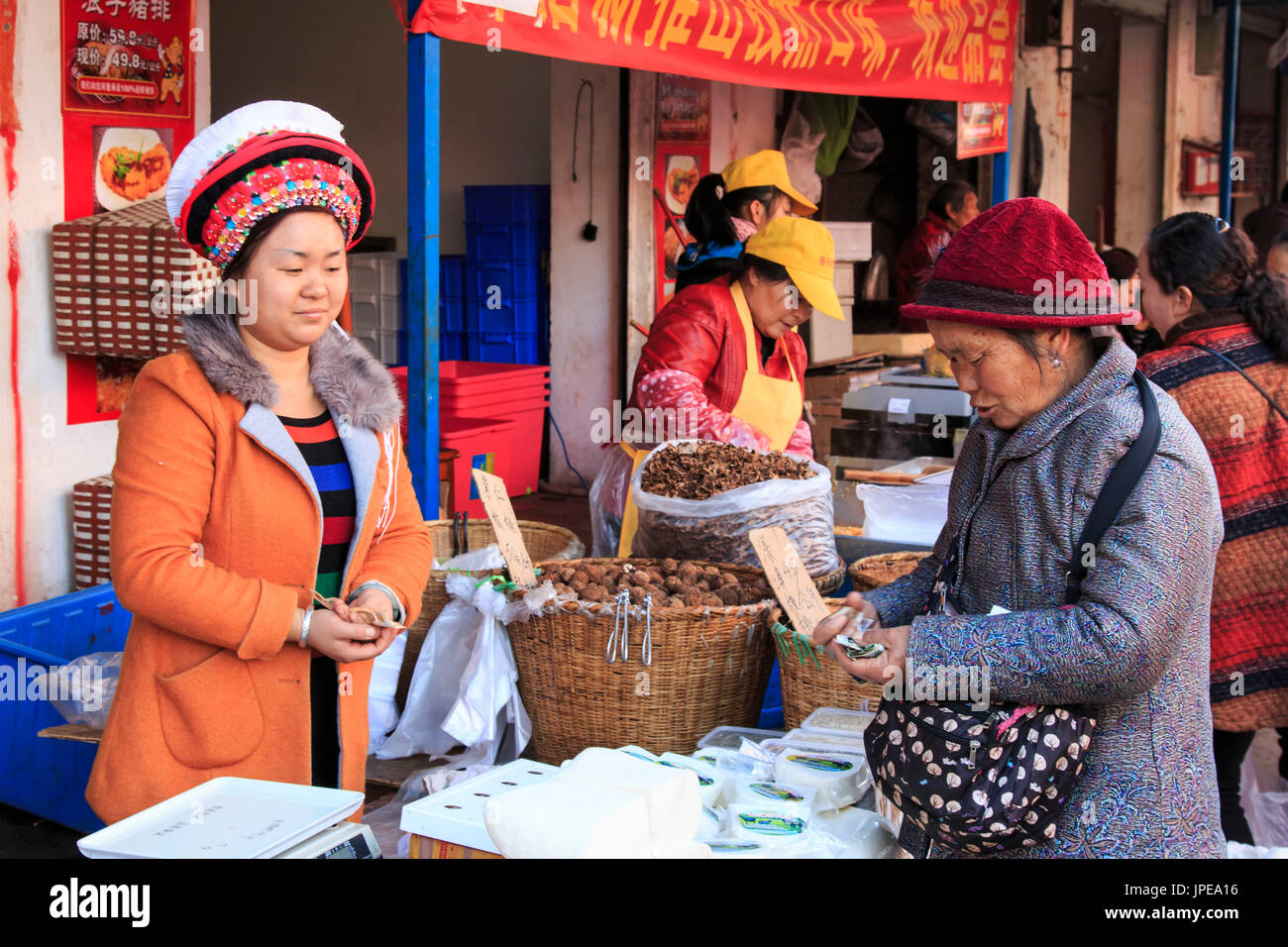 Les gens vendre et acheter dans un marché traditionnel dans le centre de Kunming, Chine Banque D'Images