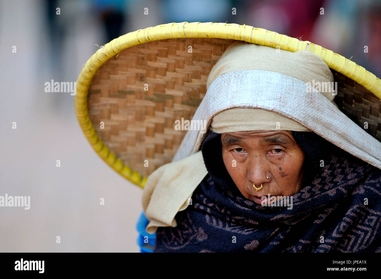 La meilleure façon de livrer les marchandises au Népal, sont les jambes et un immense travail sur le dos et la tête. Cette femme était l'accomplissement de ses produits vers le centre de Bhaktapur. Banque D'Images