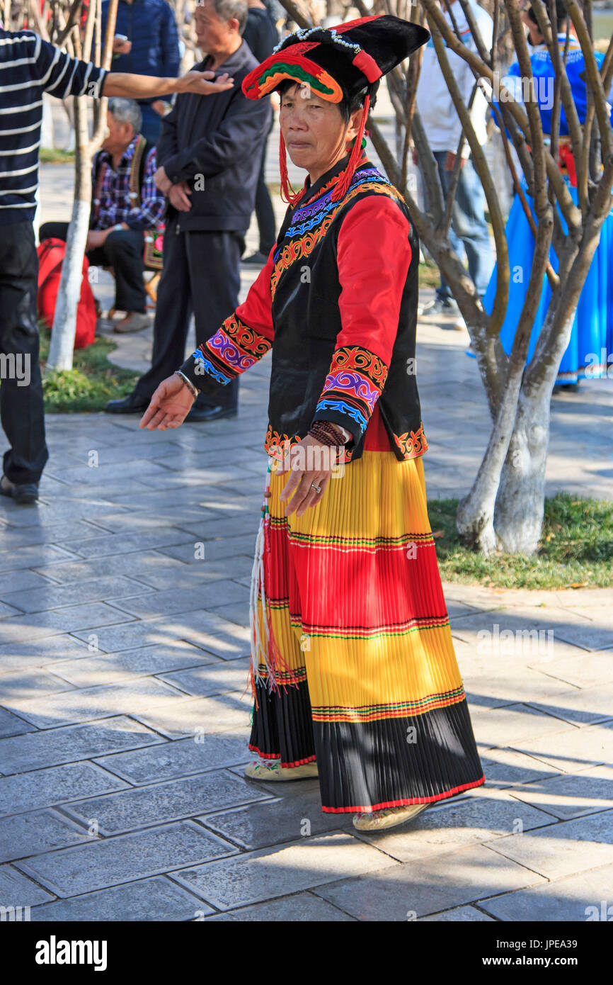 Femme vêtue avec une tenue traditionnelle dans la région de Green Lake Park, Kunming, Chine Banque D'Images