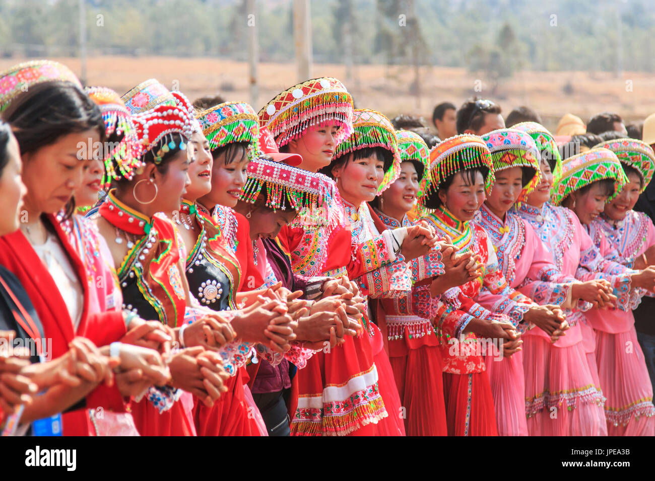 La femme chinoise habillé avec des vêtements traditionnels danser et chanter pendant le festival des Fleurs Poire Qifeng Heqing, Chine Banque D'Images