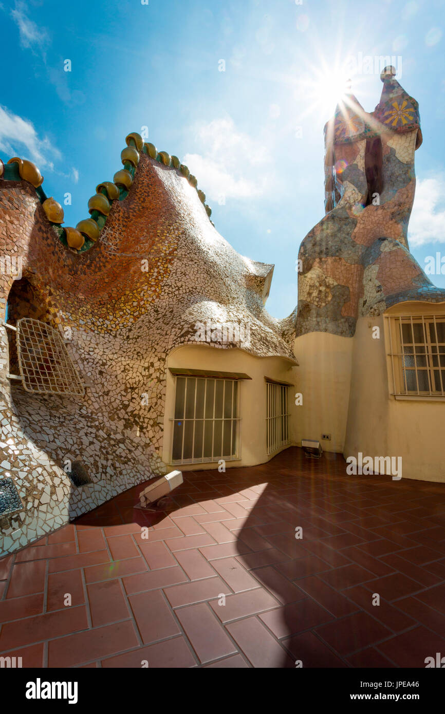 Barcelone, Espagne, Casa Batlo détails sur le toit, cheminée conçu par Antonio Gaudi Banque D'Images