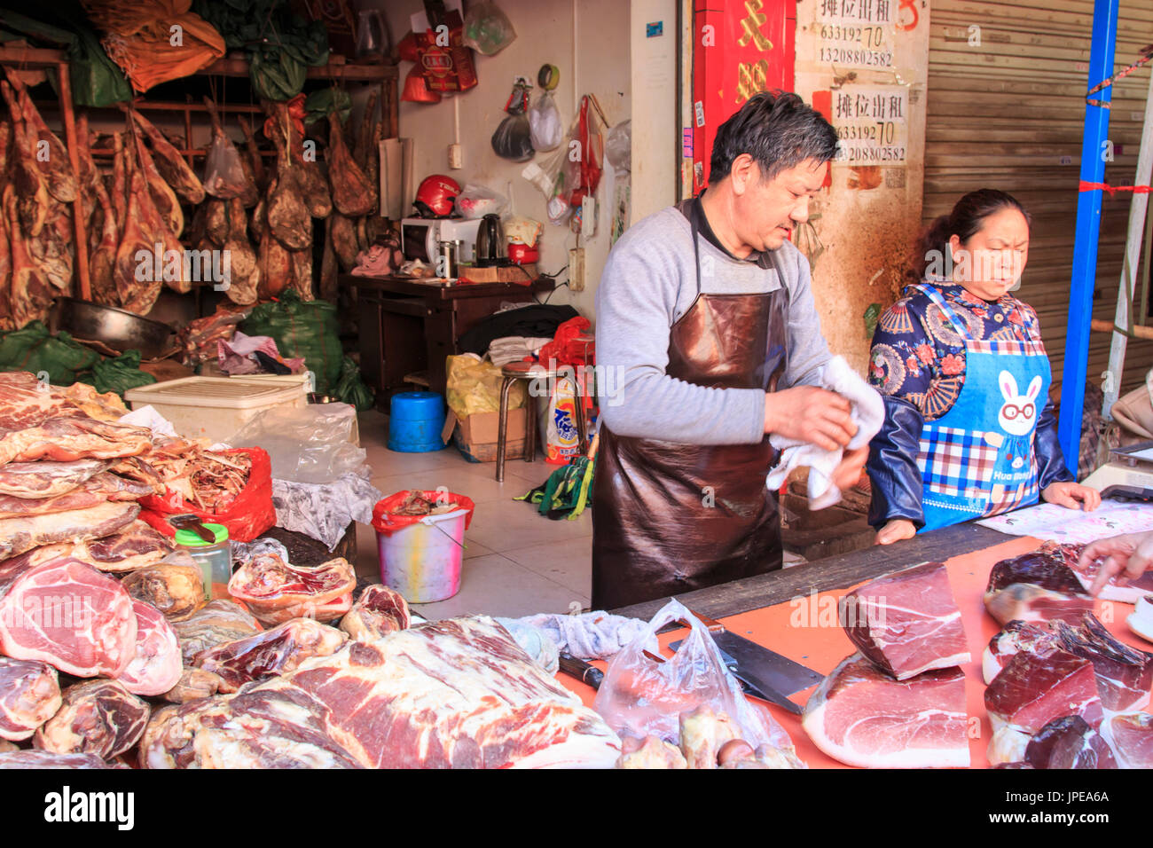 Les gens vendre et acheter dans un marché traditionnel dans le centre de Kunming, Chine Banque D'Images