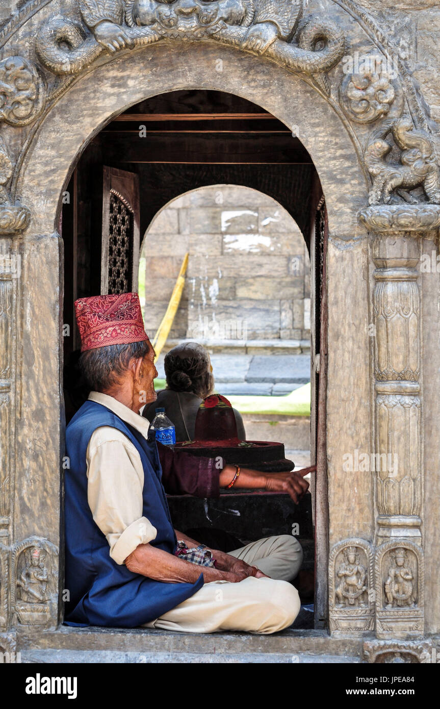 L'attente de quelqu'un,temple de Pashupatinath, Népal Katmandou,Asie, Banque D'Images