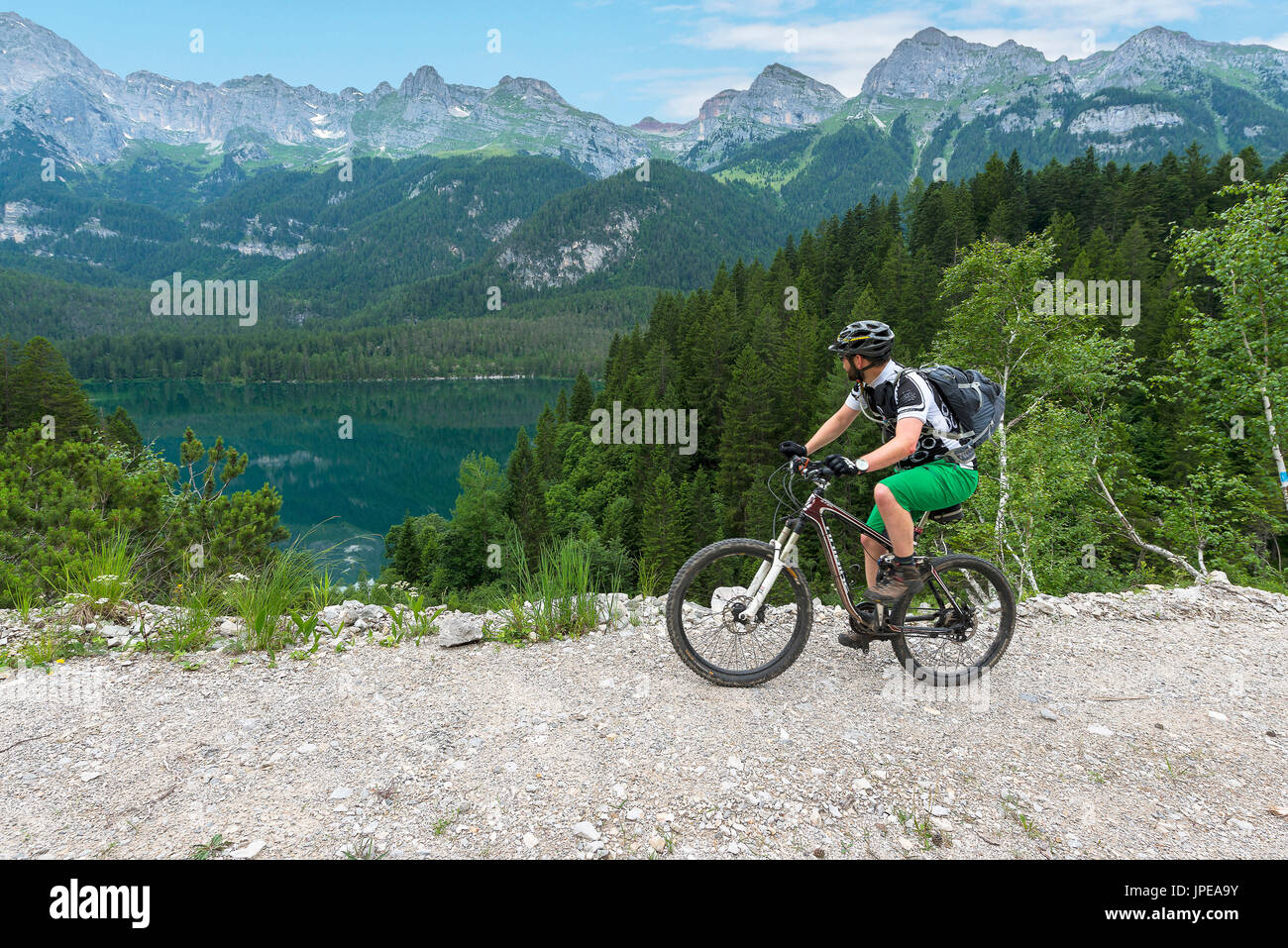 L'Italie, Trentin-Haut-Adige, Biker amiral Tovel lac, vallée de Non. Banque D'Images