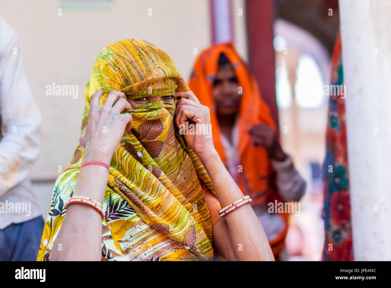 L'Asie, l'Inde, Uttar Pradesh, Nandgaon, Woman in traditional Indian sari Banque D'Images