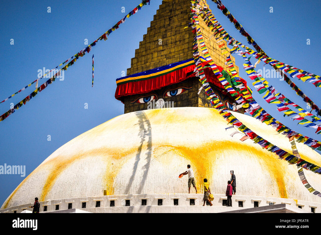 Bouddhanath Stupa avec des hommes de couleur jaune rafraîchissant,Katmandou Népal,Asie, Banque D'Images