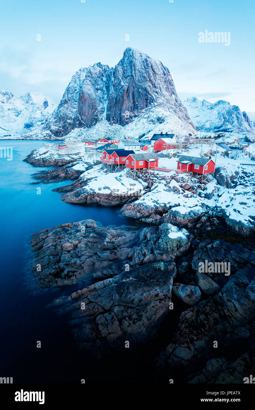 Hamnoy, îles Lofoten, Norvège, au lever du soleil sur l'hiver. Banque D'Images