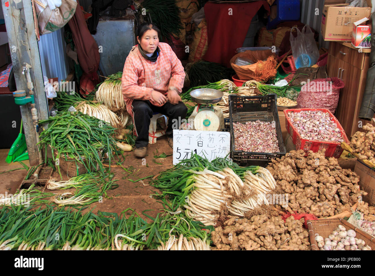 Les gens vendre et acheter dans un marché traditionnel dans le centre de Kunming, Chine Banque D'Images