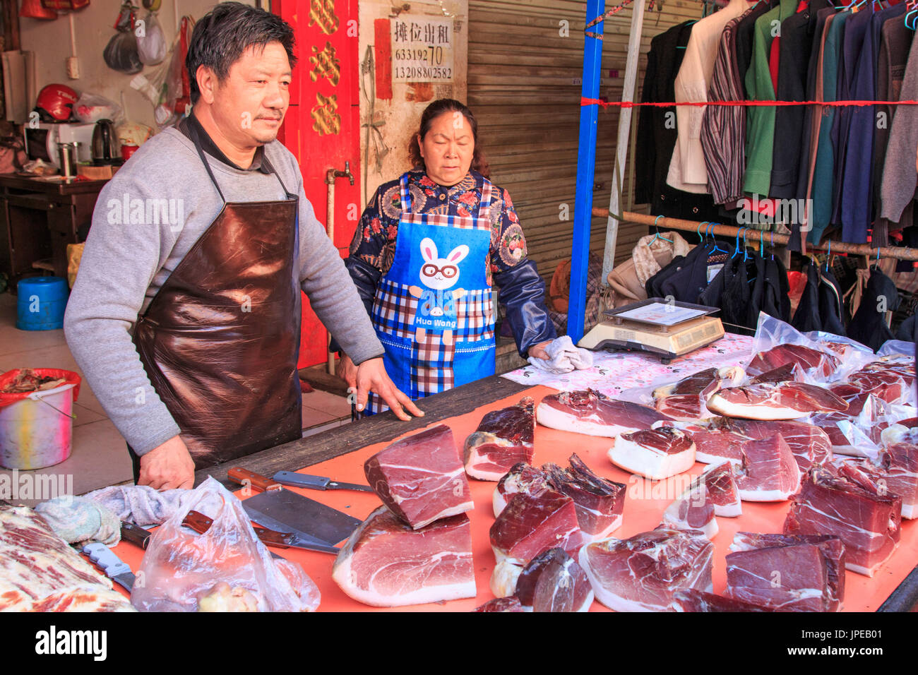 Les gens vendre et acheter dans un marché traditionnel dans le centre de Kunming, Chine Banque D'Images