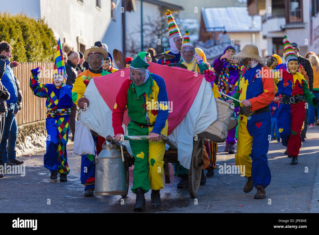 Les caractères masqués ont défilé dans les rues du village. Axamer Wampelerreiten, Axams, l'Inntal, Tirol, Autriche Osterreich(Europe), Banque D'Images