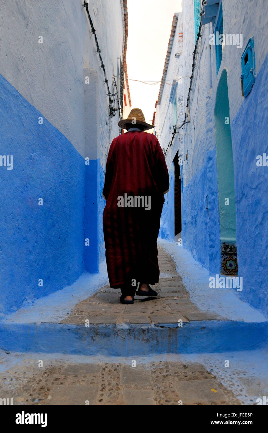 Un homme marche dans une ruelle dans la Médina de Chefchaouen, Tingis-tetoun, Maroc, Afrique du Nord. Banque D'Images