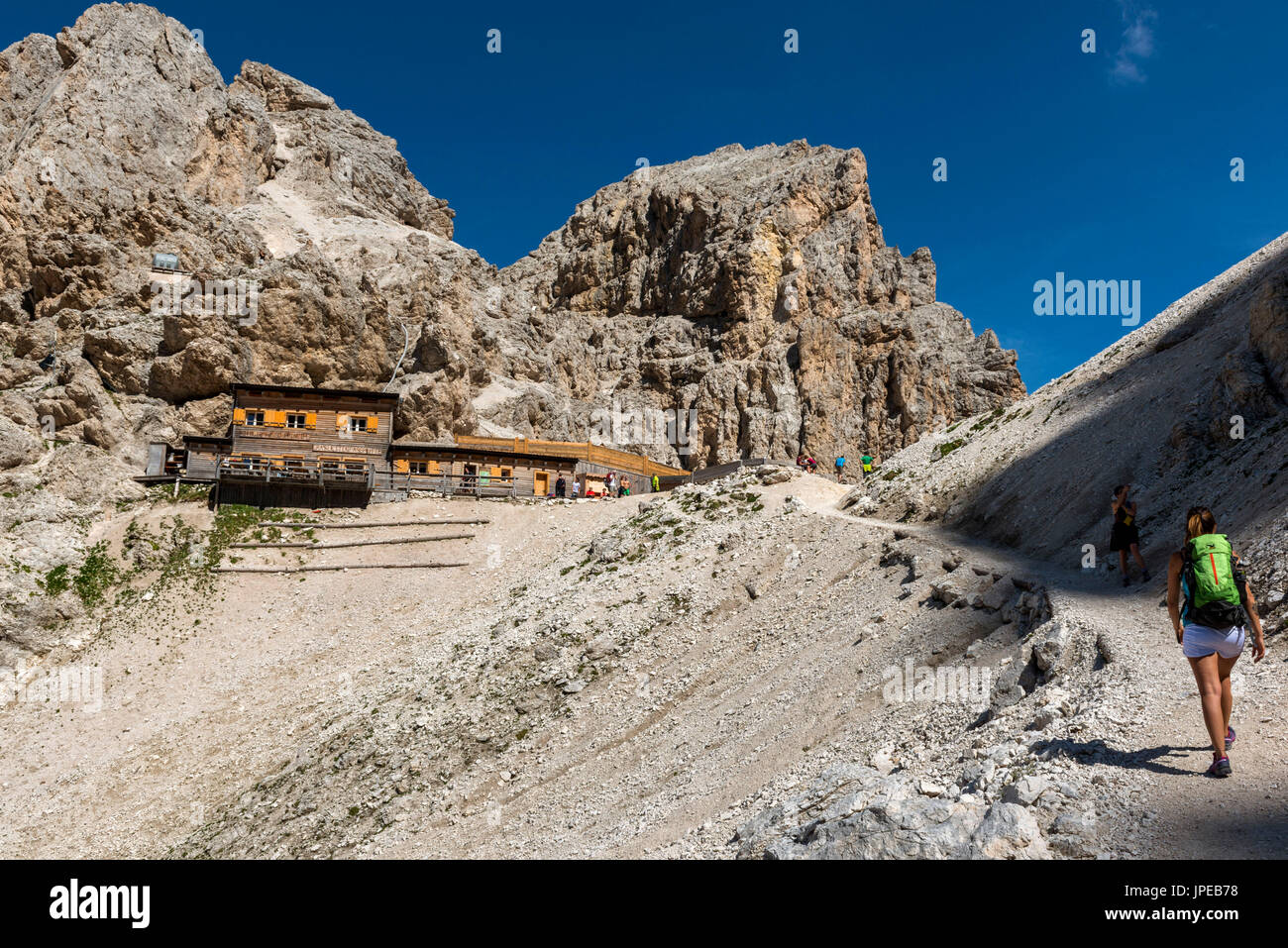 L'Italie, Trentin-Haut-Adige, Val di Fassa, Randonneur sur son chemin à la Principe refuge Banque D'Images