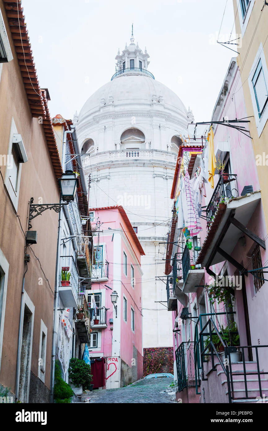 Rue étroite à Lisbonne avec le Panthéon à l'arrière-plan Banque D'Images