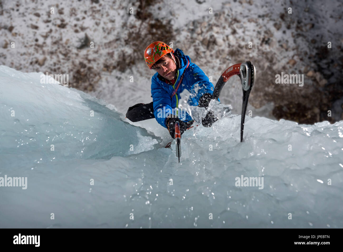 La Vallée de Fassa, Dolomites, Italie, Europe, Trentino, Alpes. Cascades de glace, un homme monte avec un piolet, bloc de glace dans les Alpes européennes. Banque D'Images