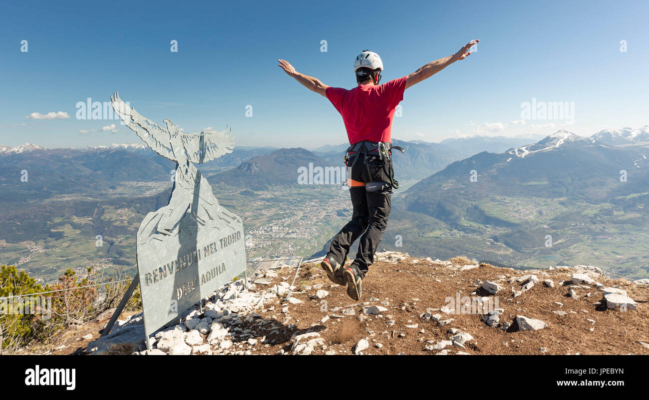 Une vue suggestive de l'alpiniste voler comme un aigle du haut de la via ferrata "le sentier de l'aigle', province de Trento, Trentino Alto Adige, Italie, Europe Banque D'Images