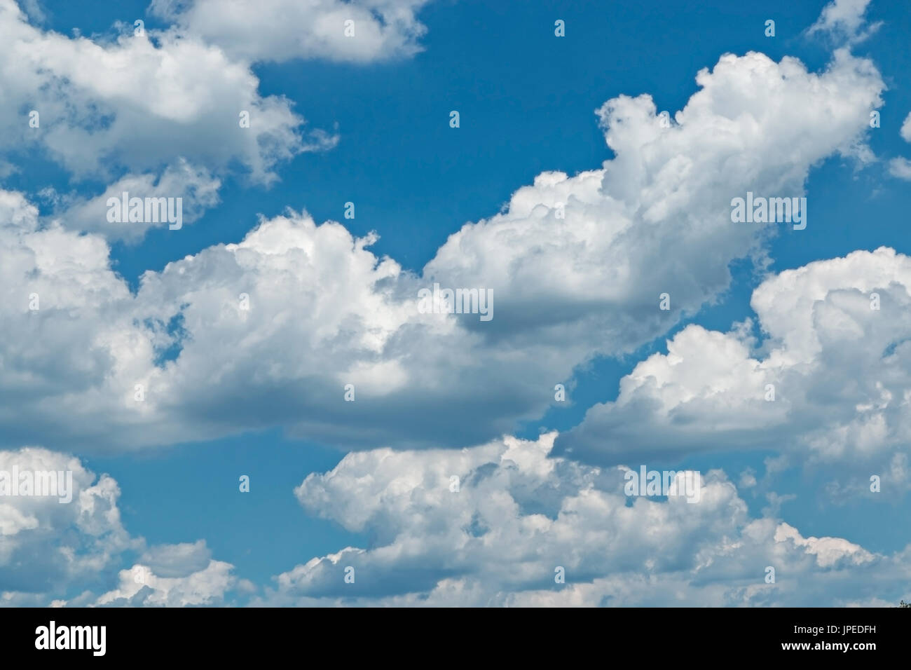 Ciel bleu avec des nuages de fond Banque D'Images