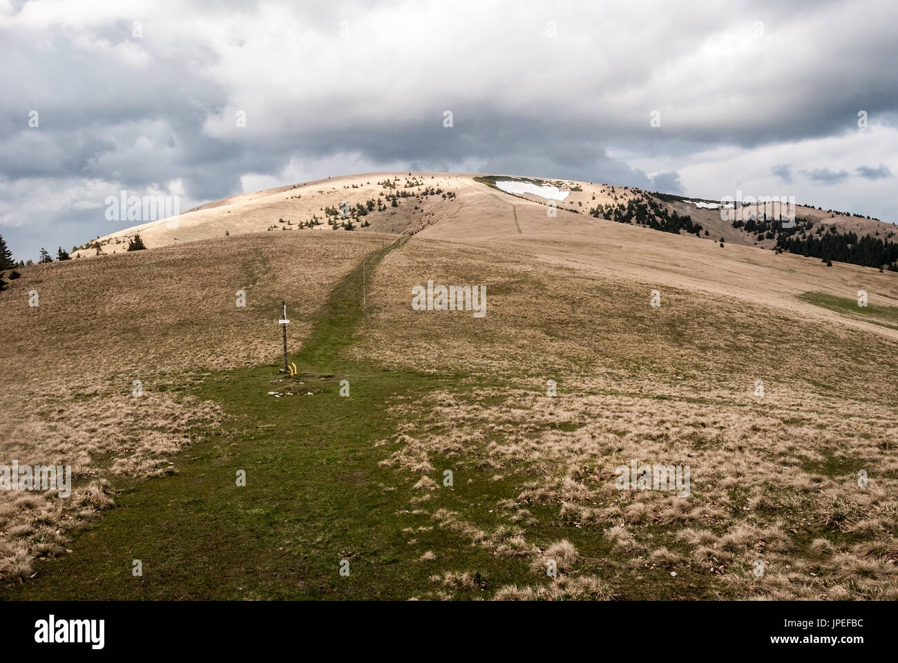 Ploska hill avec mountain meadow et quelques petits champs de neige de printemps dans Chyzky guide montagne Velka Fatra en Slovaquie Banque D'Images
