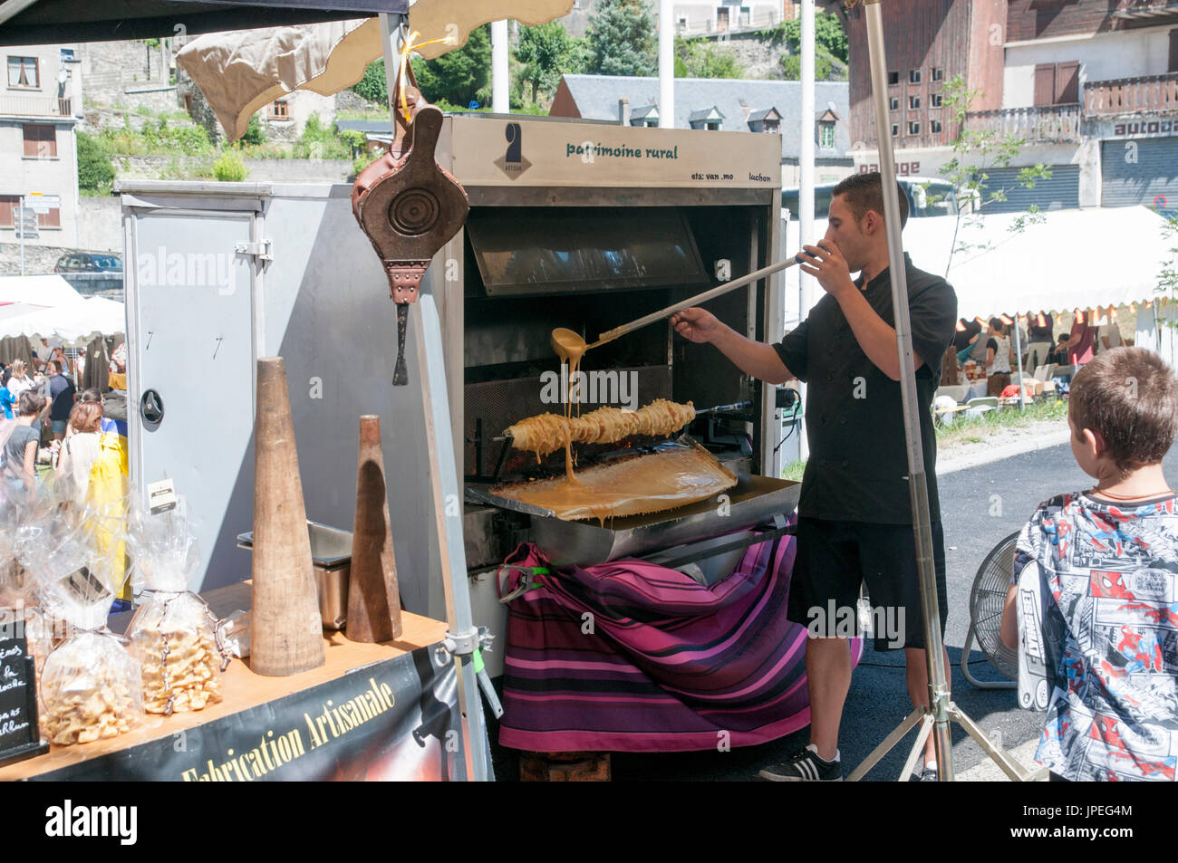 La Cuisson D Un Gateau A La Broche Cuit Au Feu De Bois Le Marche Du Dimanche A Lourdes Hautes Pyrenees France Photo Stock Alamy