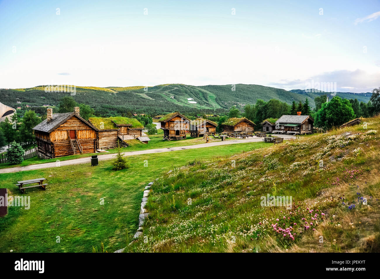 GEILO, NORVÈGE - 19 juillet : vieux maisons traditionnelle norvégienne avec l'herbe sur le toit au milieu de la vallée, Geilo, Norvège Banque D'Images