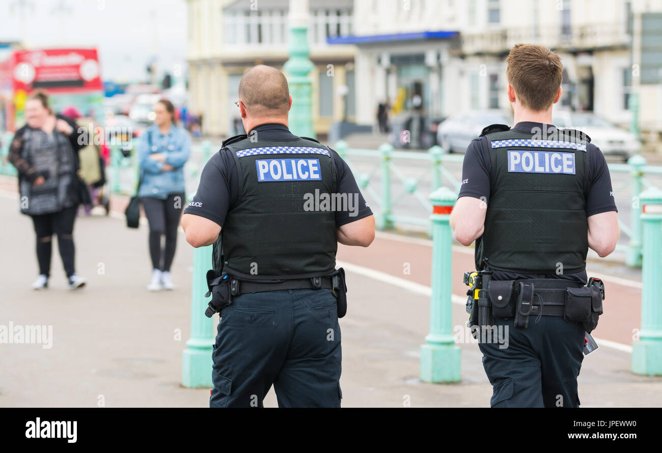 Paire de Sussex en uniforme des agents de police sur la promenade de Brighton, East Sussex, Angleterre, Royaume-Uni. Banque D'Images