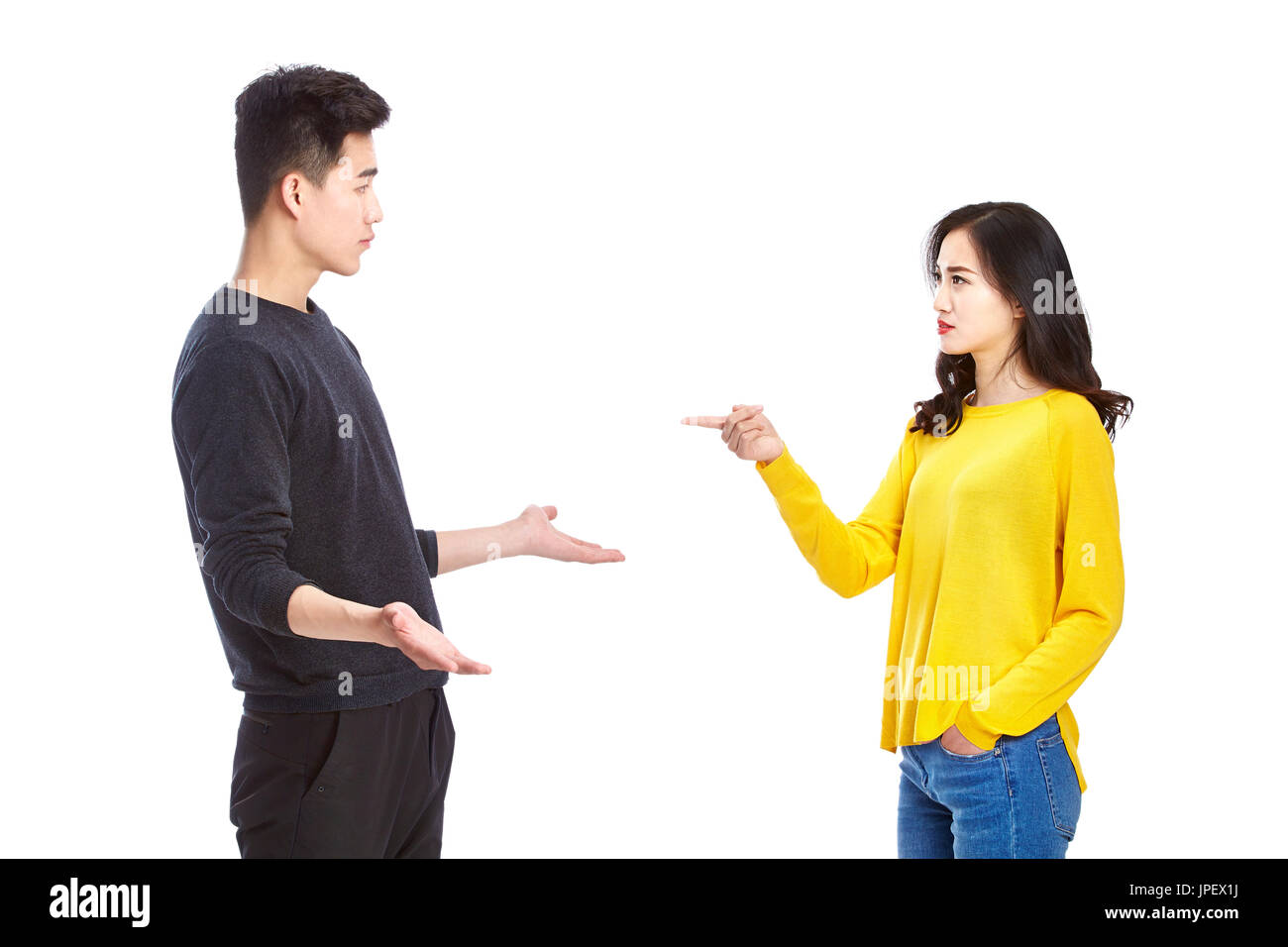 Jeune couple asiatique se quereller, isolé sur fond blanc. Banque D'Images