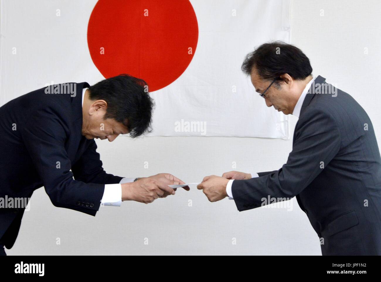 Le nouveau président de Tokyo Electric Power Company Holdings Inc., Tomoaki Kobayakawa (L), rencontre avec Shiro Izawa, maire de la ville affectées par la catastrophe nucléaire de Futaba, le 27 juin 2017. Leur rencontre a eu lieu dans le nord-est du Japon ville de Iwaki Futaba comme résidents ont été forcés de déménager depuis l'accident de mars 2011 l'utilitaire complexe de Fukushima Daiichi. (Kyodo) = =Kyodo Banque D'Images